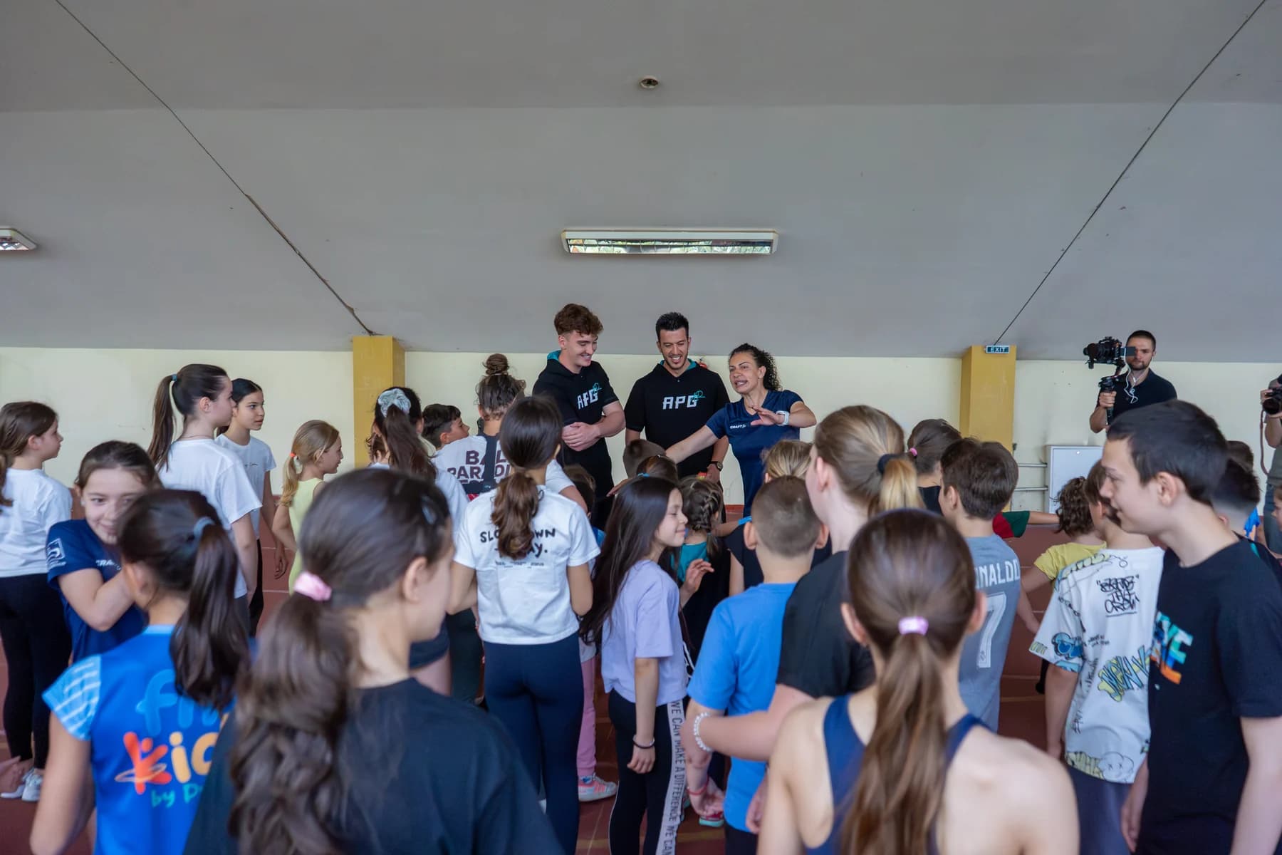 Деца се събират в кръг между упражненията
