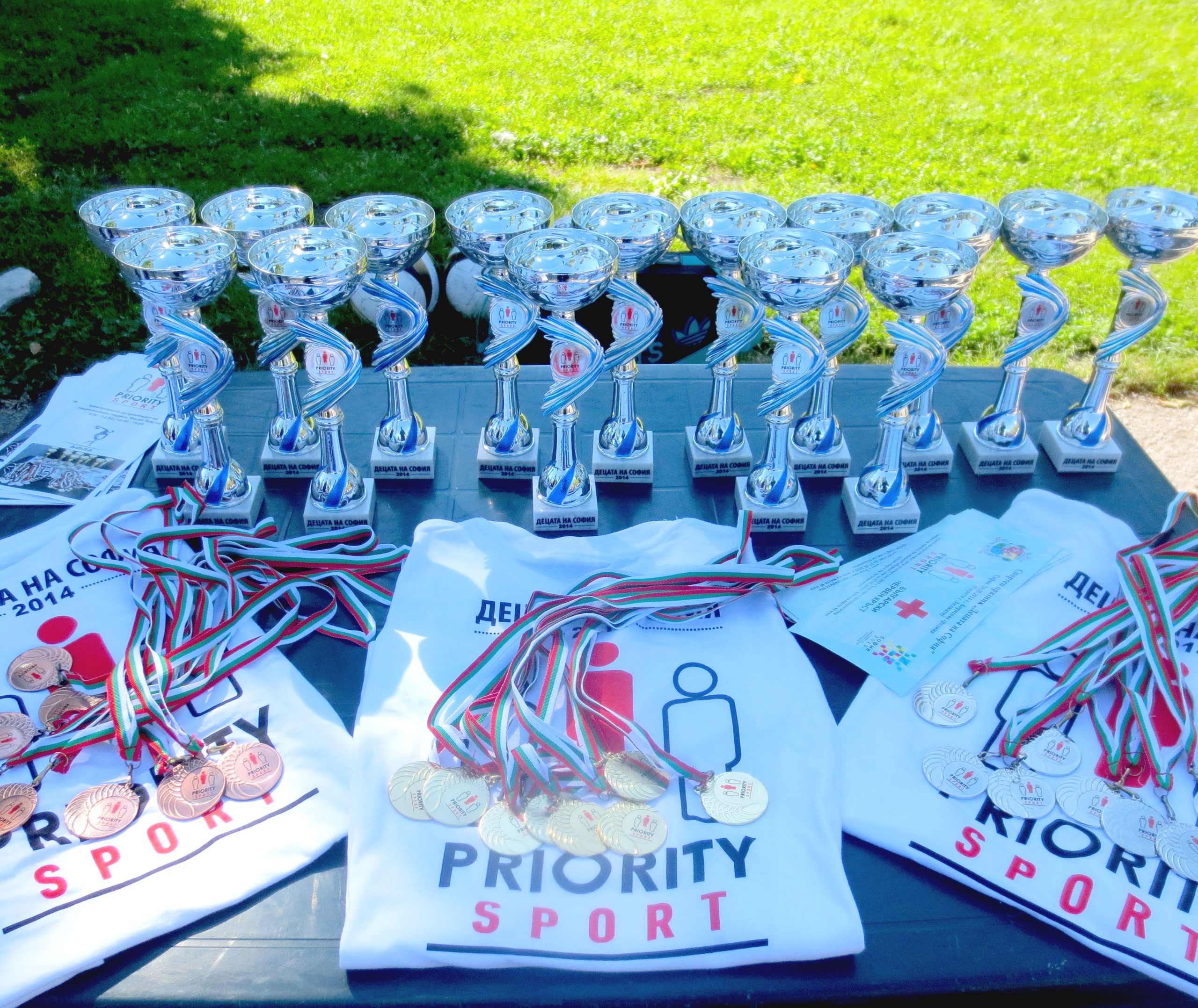 Деца от Priority Sport с медали и трофеи след състезание